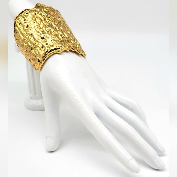 Oscar de la Renta MASSIVE Chunky Shiny Textured Gold Statement Cuff Bracelet - Picture 6 of 13